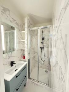 Sea View and Beach at Your Feet Bright Apartment