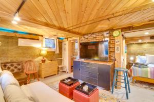 Explore CU! Unique Studio with Private Courtyard