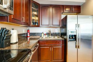 Relax Poolside and Walk to Ocean! Solana Beach Condo