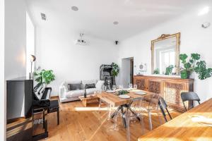 Luxurious 3-Bedroom Apartment with Sea Views in Nice, France