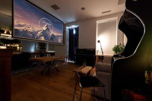 Luxurious 3-Bedroom Apartment with Sea Views in Nice, France