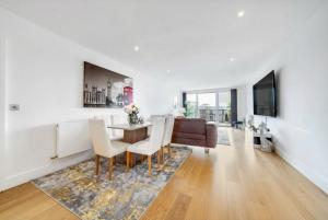 Luxury Riverside 3-Bed Apartment with En-Suite Bathrooms & Balcony