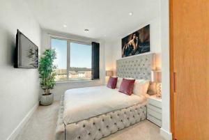 Luxury Riverside 3-Bed Apartment with En-Suite Bathrooms & Balcony