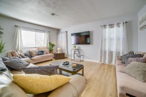 Family-Friendly Home 2 Mi to Dtwn Riverside