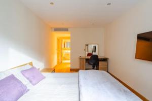 Chelsea Riverfront 2BR & Balcony