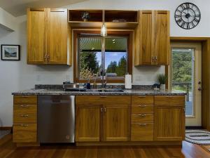 Updated Home Near Mendenhall Glacier w Large Deck