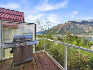 Juneau Escape Ocean Views, Deck & Soaking Tub