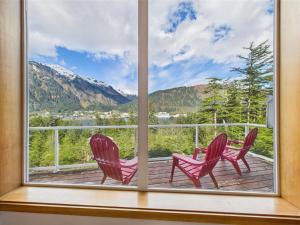 Juneau Escape Ocean Views, Deck & Soaking Tub