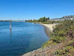 River Views 3bd 2ba Luxury Condo with Columbia River Views