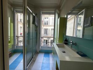 Spacious and bright apartment in Paris République