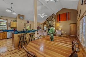 Blue Badger Cottage -Wifi, Fire Pit, Fireplace, Screen Porch, Game Room, King Bed, Grill
