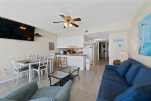 Island Winds 376 by Youngs Suncoast