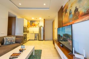 Modern CFC Flat with Terrace Gym & City Views