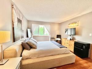 Peg City Queen Guest Suite & Ensuite Bath With Parking