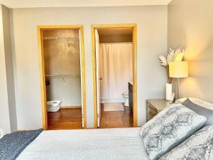 Peg City Queen Guest Suite & Ensuite Bath With Parking