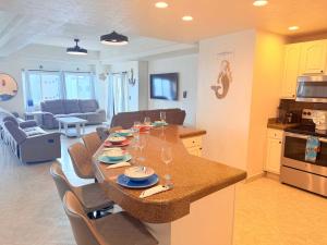 Las Palmas 4BR 4BA Penthouse Ocean View 703