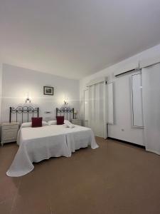 Hostal 2 estrellas -Restaurante Las Tres Encinas EN EL CENTRO DEL PUEBLO