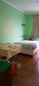 Kitnet frente pro mar em Vila Caiçara, portaria 24 hs e wifi