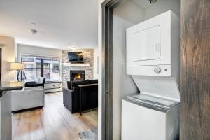 Steps to Mountain & Main St- 1 Bedroom condo