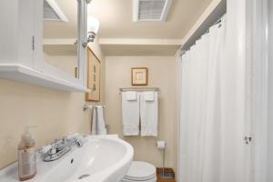 Large private 1 bedroom apartment in prime Seattle neighborhood near UW