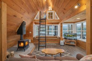 Doc Roys Legacy on Fish Lake by NW Comfy Cabins