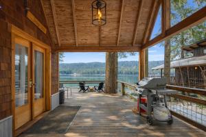 Doc Roys Legacy on Fish Lake by NW Comfy Cabins