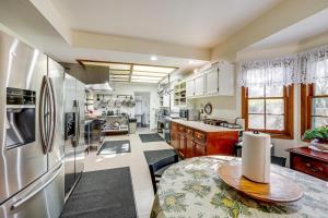 The Pickford House - Luxury Central Coast Stay!
