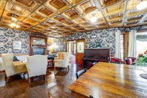 The Pickford House - Luxury Central Coast Stay!