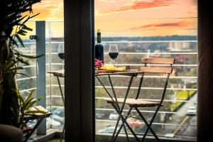 Sunset Suite - City Centre - Balcony - Groups & Families
