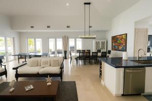 Amamare Waterfront Villa - Pool, Dock & Games