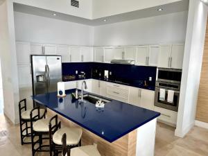 Amamare Waterfront Villa - Pool, Dock & Games