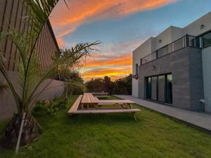 무지개 집 - 신축 방7 퀸침대7 욕실4 대형식탁 무료 바베큐 가능