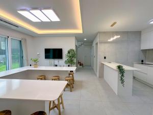 무지개 집 - 신축 방7 퀸침대7 욕실4 대형식탁 무료 바베큐 가능