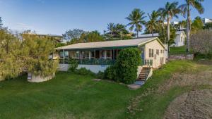 Endeavour – Coastal Serenity in 1770, 2BDR for 7 Guests, Ocean Lookout, Quiet Getaway for FamiliesGroups