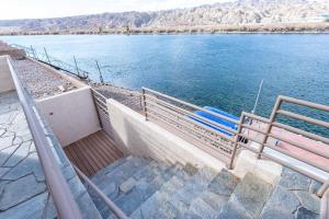 One Bedroom Riverfront Guest House with Dock