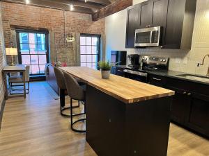 Brick & Bed Riverfront Lofts, T 409