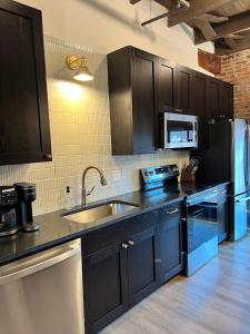 Brick & Bed Riverfront Lofts, T 404