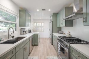 Water & Downtown Views Close to beach Villa