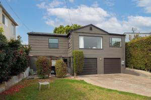 Water & Downtown Views Close to beach Villa