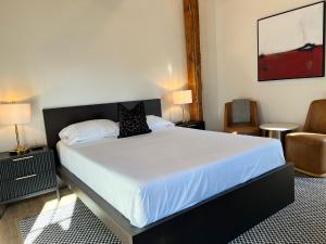 Brick & Bed Riverfront Lofts, T 404