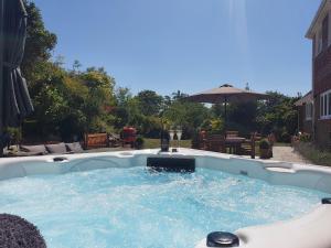 Luxury 5-Bed Country House with Hot Tub, Views & Games Room, Sleeps 12 - Kent Downs