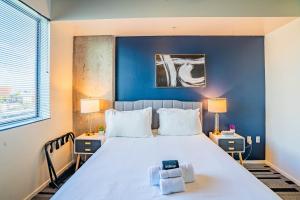 CDT PHX Apt Balcony Gym Pool WD and Parking