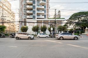 Top floor infinity pool apartment 11F complex 2BR Vacation preferred Free fitness Swimming Sauna Long-term rental