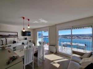 Encantador apartamento a 100m de la playa con terraza y piscina - HISP-236-203