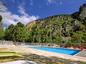 Bungalow toilé avec terrasse jusquà 5 personnes - API-1-52-1480