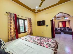 Sukoon Villa1 3BHK near Jolly Grant Airport by Homeyhuts