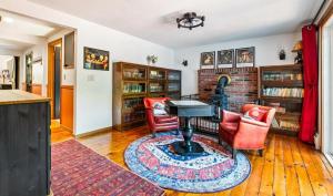 Rocky Ledge, A Spacious Private Mountain Escape