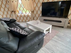 Yourte spacieuse avec jacuzzi privatif à Jumièges - API-1-52-1517