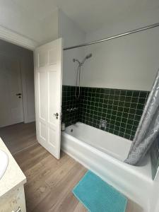 Budget Vancouver Stay - Airport & Downtown 10 & 15 Min, Free Parking & Fast Wifi