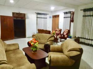 The Roost 3BR Villa with AC Walk to Kabalana Surf Beach